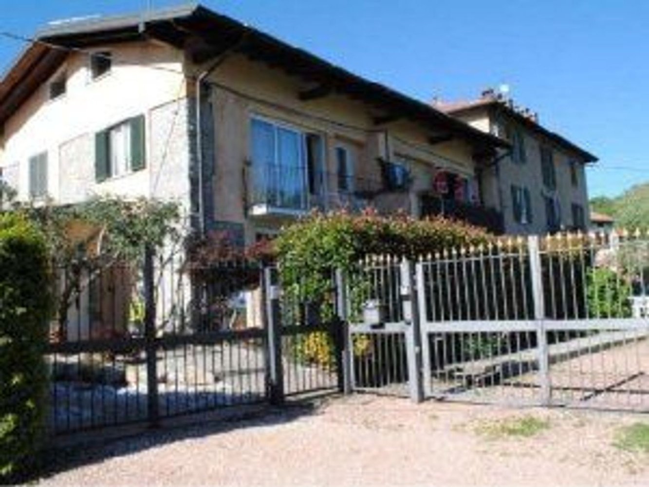 4-Zimmer Doppelhaus in Cocquio-Trevisago, Italy, Nr. 198980