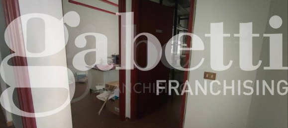 5-salle Bureau à Uta, Italy No. 188049 6