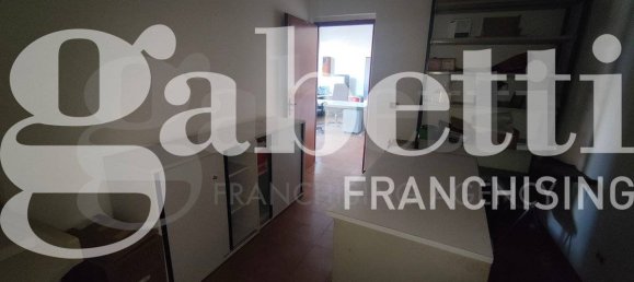 5-salle Bureau à Uta, Italy No. 188049 5