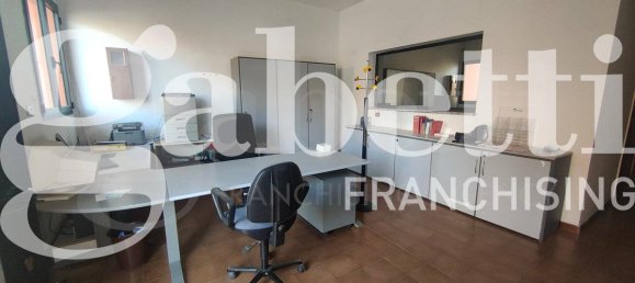 5-salle Bureau à Uta, Italy No. 188049 2