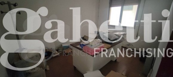 5-salle Bureau à Uta, Italy No. 188049 8