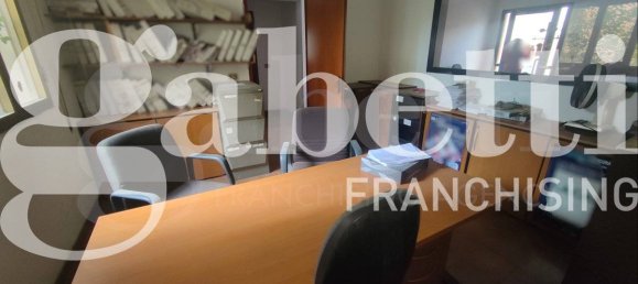 5-salle Bureau à Uta, Italy No. 188049 13