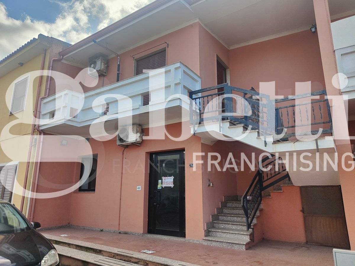 5-salle Bureau à Uta, Italy No. 188049