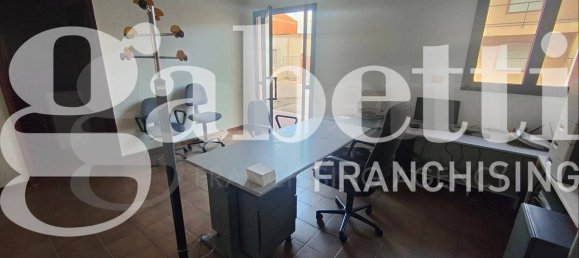 5-salle Bureau à Uta, Italy No. 188049 3