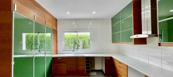 Propiedad comercial de 4 dormitorios en Limassol, Cyprus No. 7299 10