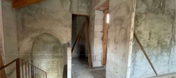 4 bedrooms Apartment in Cocquio-Trevisago, Italy No. 359535 3