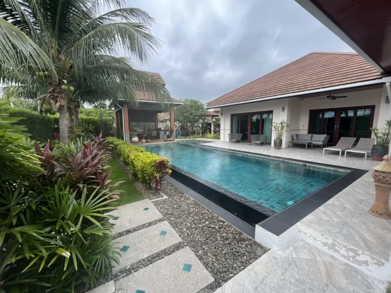 Villa de 4 dormitorios en Hua Hin, Thailand No. 69788