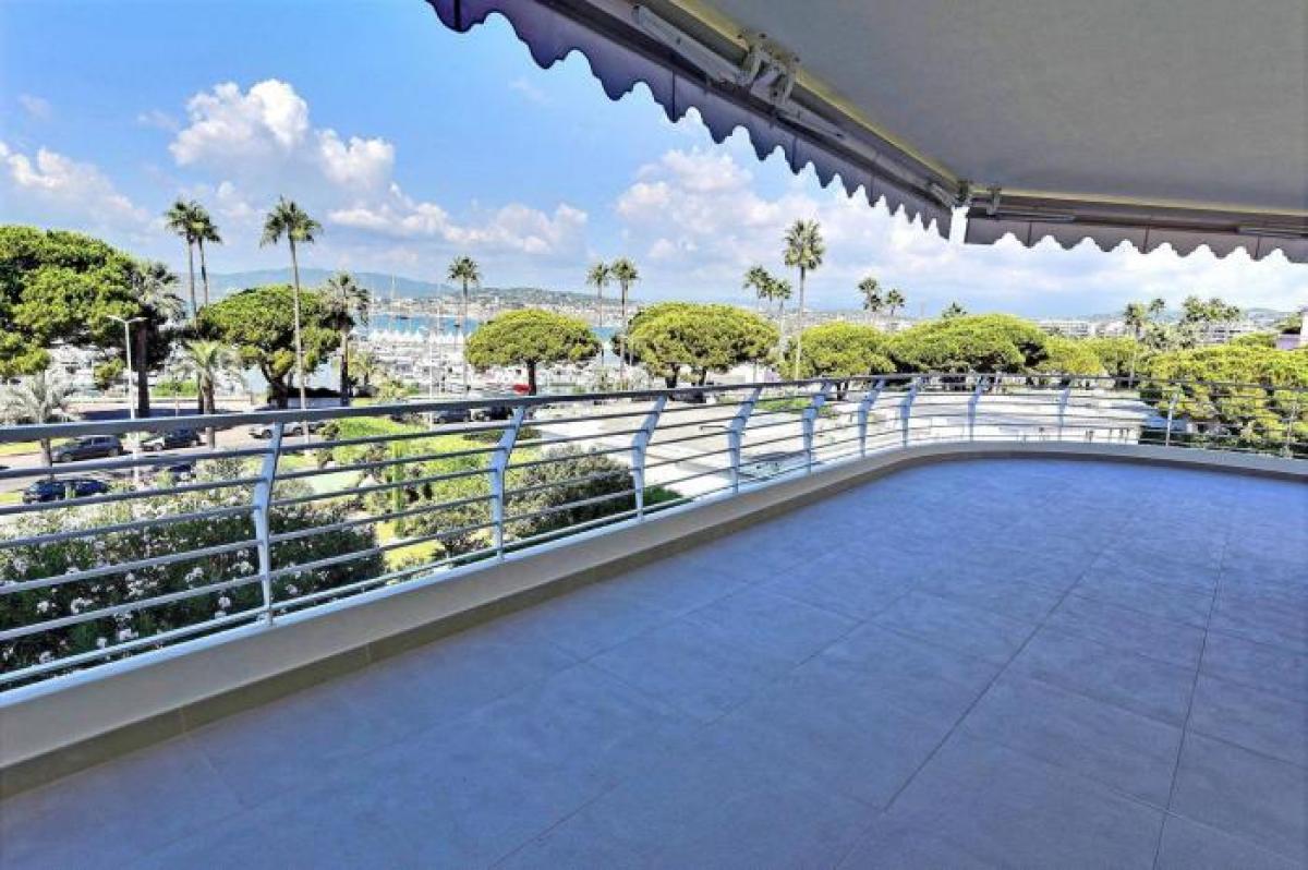 3 bedrooms Land in Cannes, France No. 21623