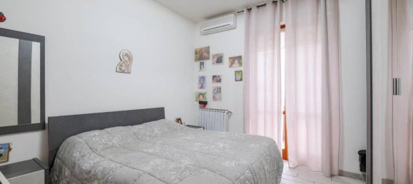 4 rooms House in Senago, Italy No. 40843 7
