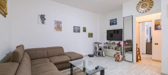 4 rooms House in Senago, Italy No. 40843 2