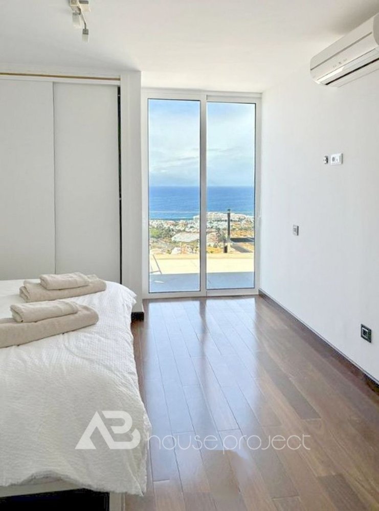 Casa de 3 dormitorios en Adeje, Spain No. 22058