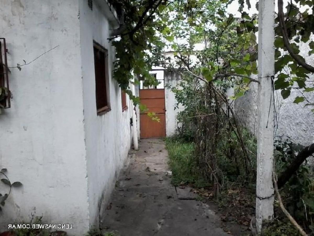 2 bedrooms House in Berazategui, Argentina No. 95874