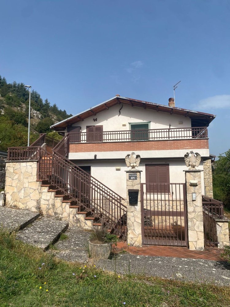 Casa de 4 dormitorios en Tagliacozzo, Italy No. 396667