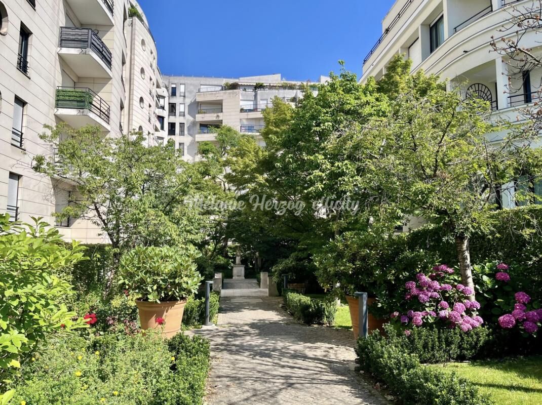 Apartamento de 3 dormitorios en Courbevoie, France No. 333007