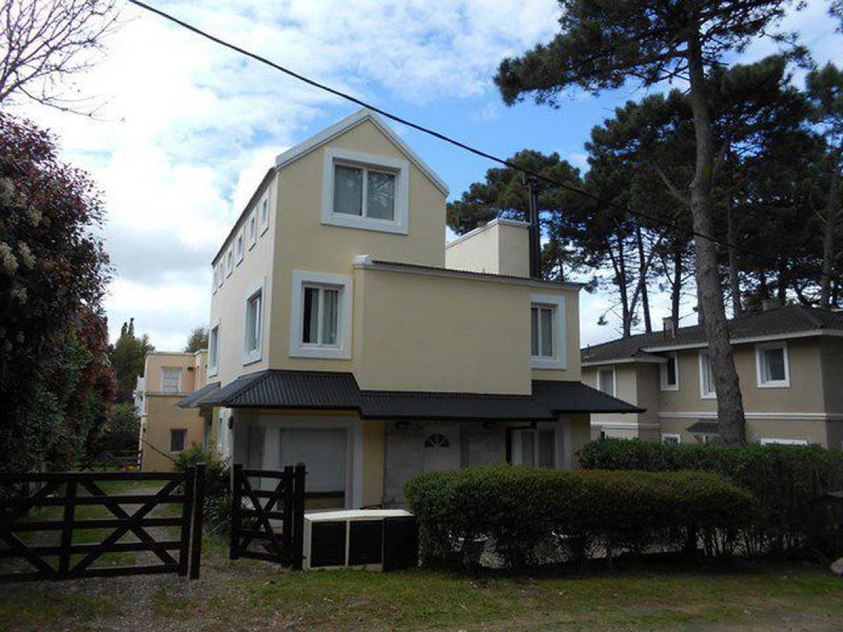 3 bedrooms House in Mar del Plata, Argentina No. 93855
