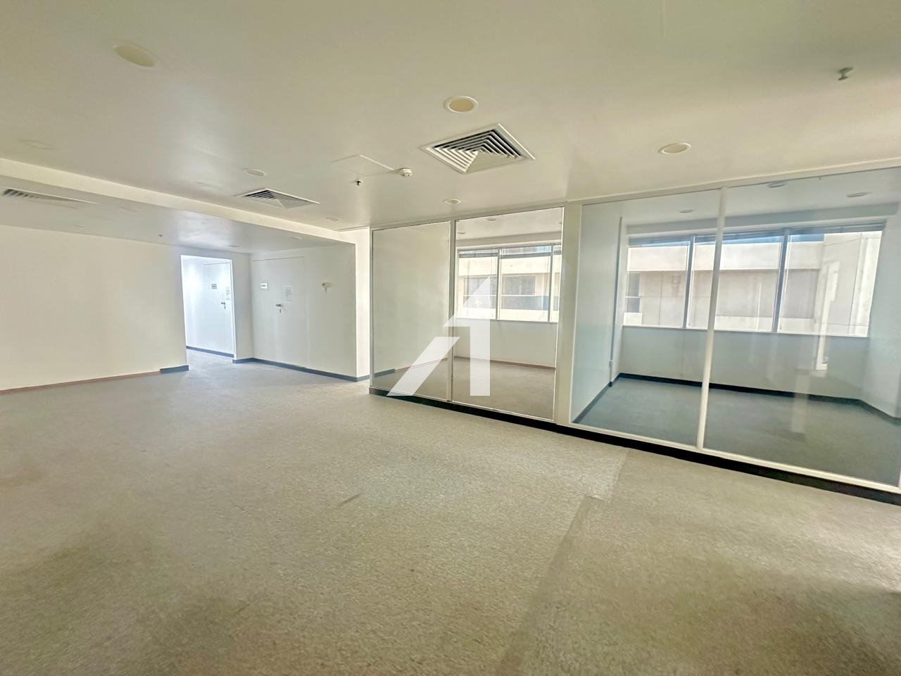 228m² Office in Sheikh Zayed Road, UAE No. 103096