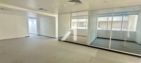 228m² Office in Sheikh Zayed Road, UAE No. 103096 2