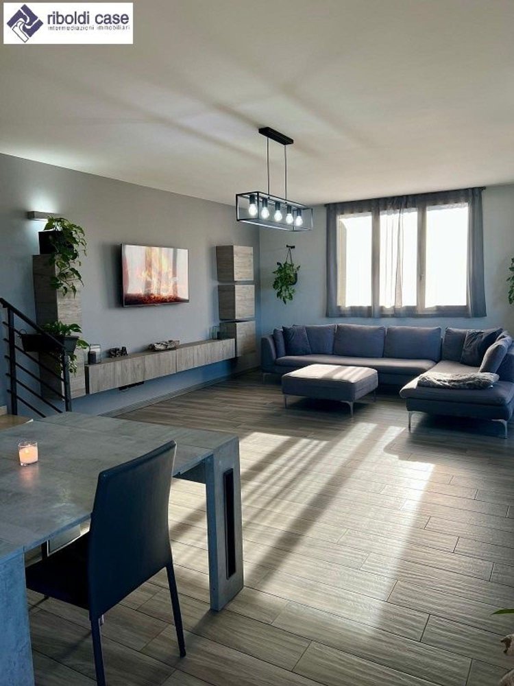 3-salle Appartement à Besana in Brianza, Italy No. 288244