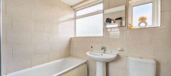 3 bedrooms House in Sutton, United Kingdom No. 13444 9