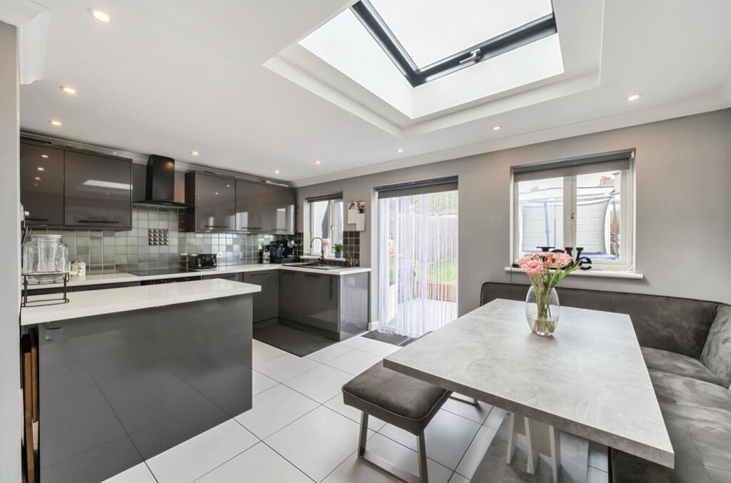 3 bedrooms House in Sutton, United Kingdom No. 13444