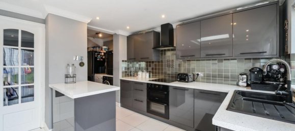 3 bedrooms House in Sutton, United Kingdom No. 13444 2