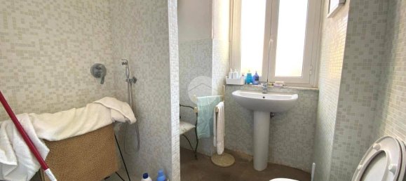 4 bedrooms Apartment in Rome, Italy No. 117070 14