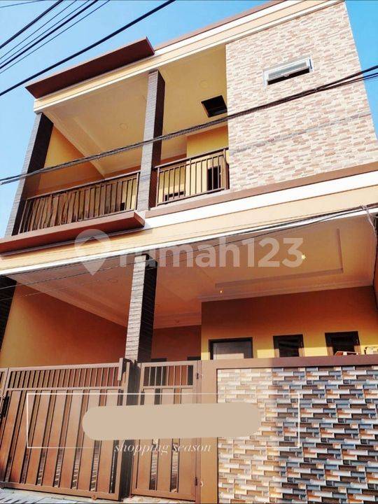 4 bedrooms House in Cipondoh, Indonesia No. 1760