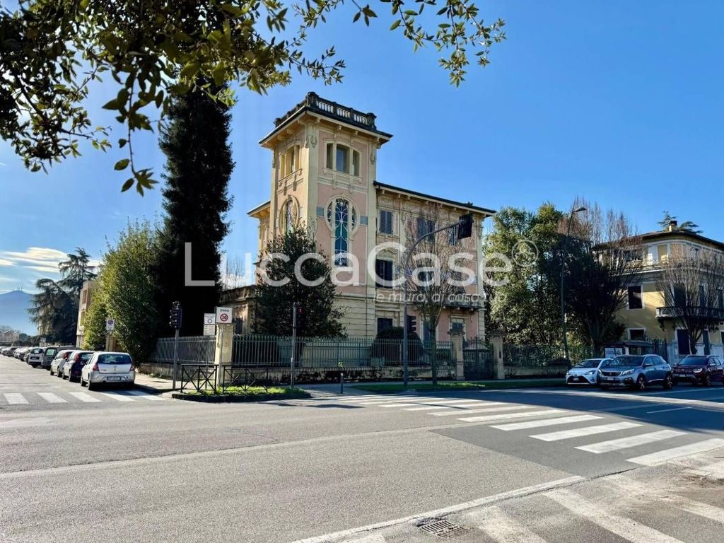 6 bedrooms Villa in Lucca, Italy No. 81755