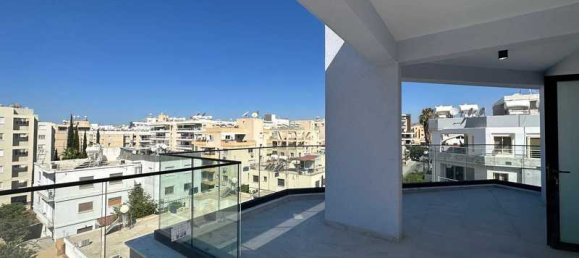 2 bedrooms Penthouse in Limassol, Cyprus No. 11067 3