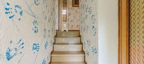 5 bedrooms Apartment in Marliana, Italy No. 377523 5