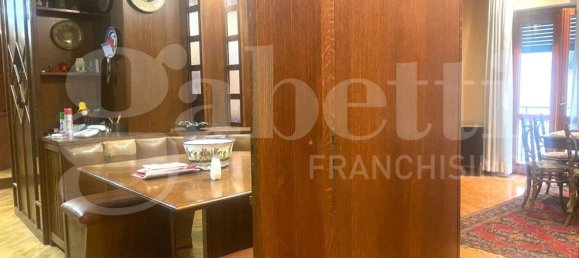 4 rooms Apartment in Rome, Italy No. 142773 3