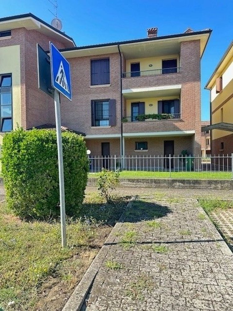 Apartamento de 4 dormitorios en Soliera, Italy No. 360448