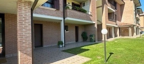 Apartamento de 4 dormitorios en Soliera, Italy No. 360448 3