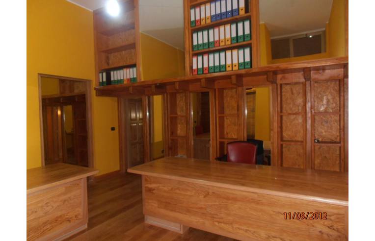 Oficina de 4 habitaciónes en Arona, Italy No. 254137