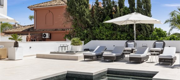 5 bedrooms Villa in Marbella, Spain No. 49826 3