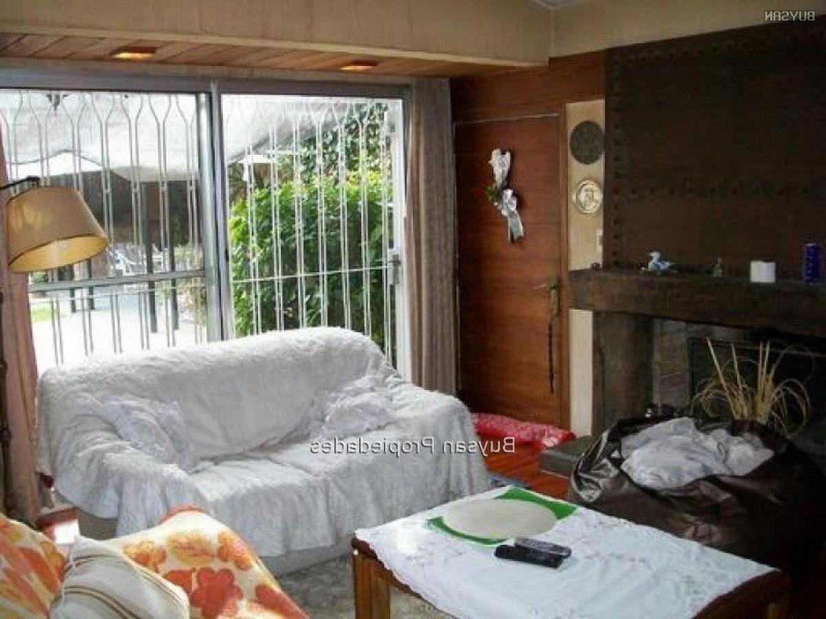 4 bedrooms House in Montevideo, Uruguay No. 11772