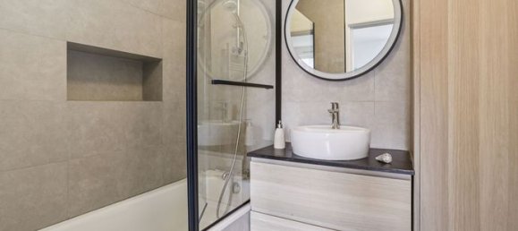 3 bedrooms Apartment in Les Lilas, France No. 356416 9