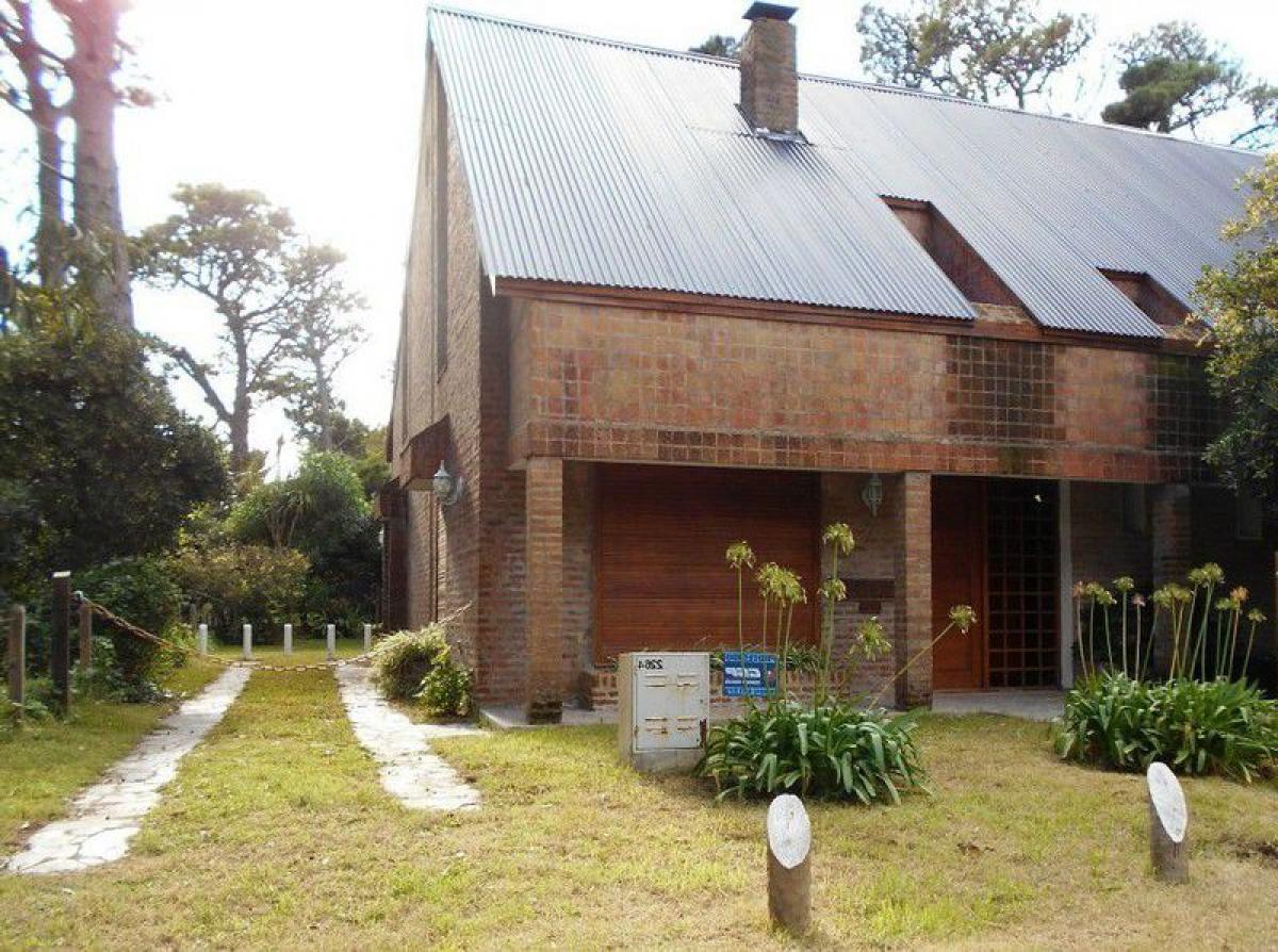 3 bedrooms House in Mar del Plata, Argentina No. 80300