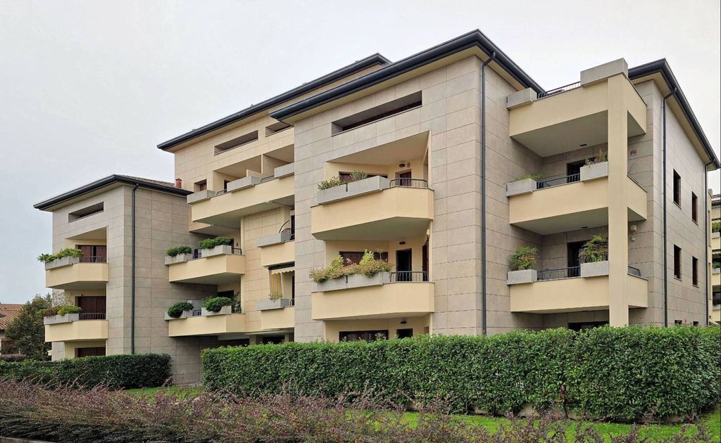 5 bedrooms Apartment in Assago, Italy No. 151777