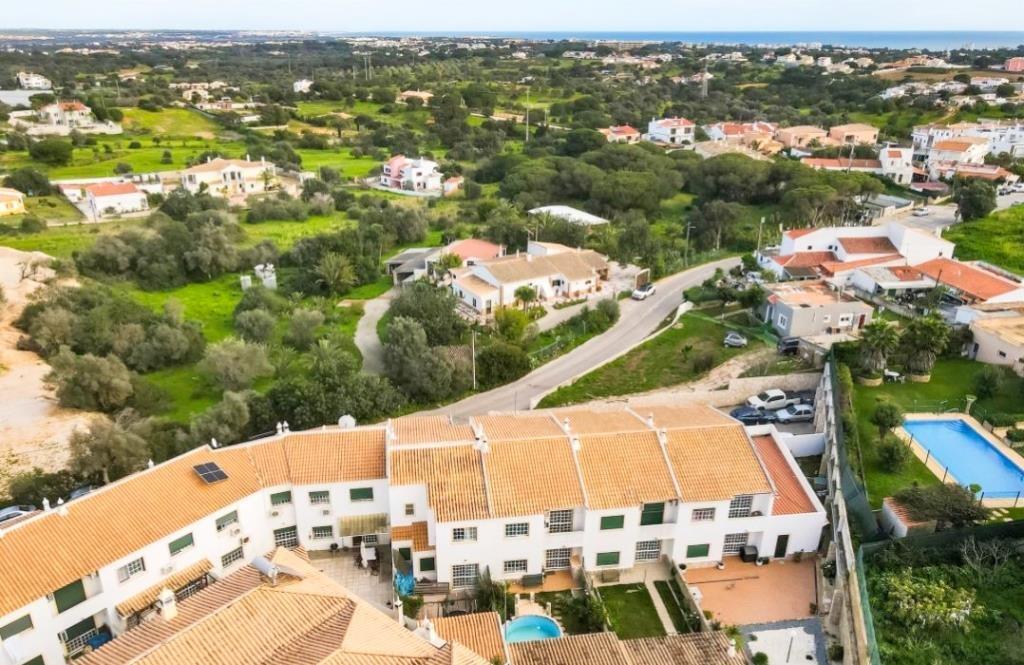 Moradia em banda T3 em Ferreiras, Portugal N.º 198790