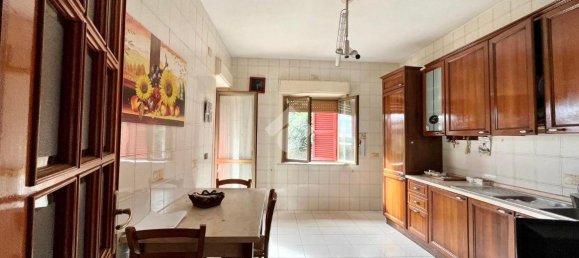 5 rooms Apartment in Pozzuoli, Italy No. 28203 7