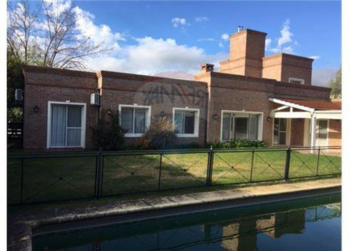 Casa de 4 dormitorios en Pilar, Argentina No. 8451