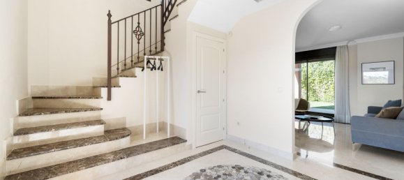 3 bedrooms Villa in Estepona, Spain No. 10045 5