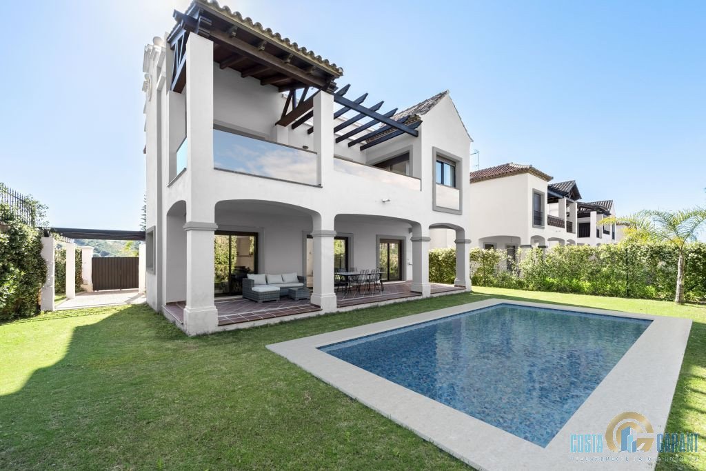 3 bedrooms Villa in Estepona, Spain No. 10045