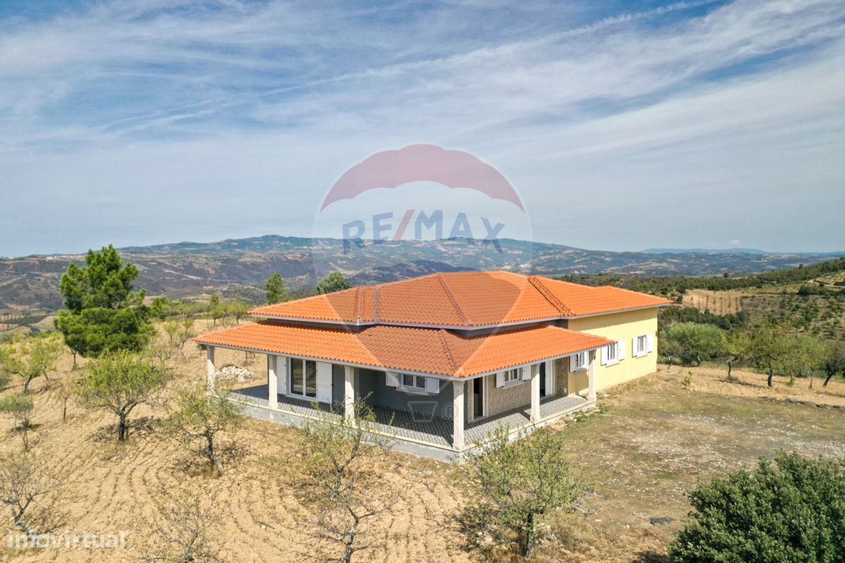 Casa de 3 dormitorios en Alfandega da Fe, Portugal No. 157377