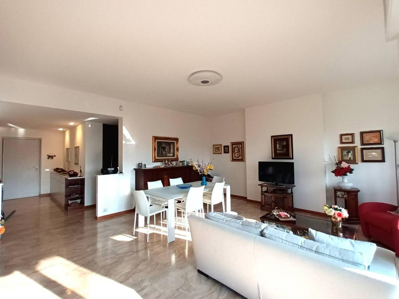 4 rooms Apartment in Varese, Italy No. 33134
