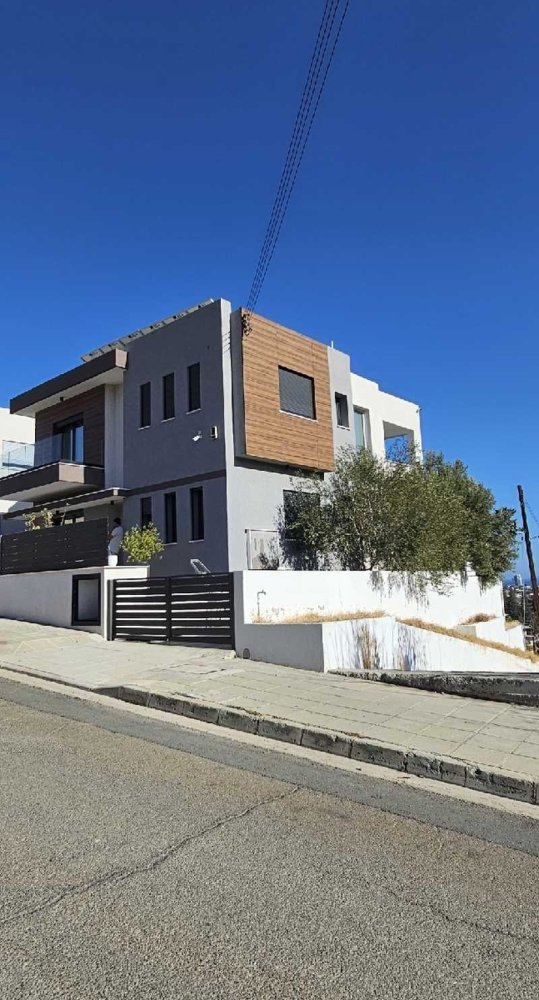 Propiedad comercial de 4 dormitorios en Germasogeia, Cyprus No. 83099