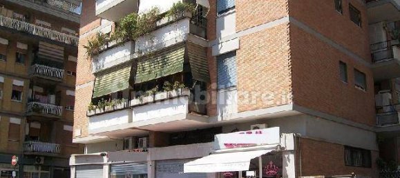 1 room Commercial property in Rome, Italy No. 279939 2