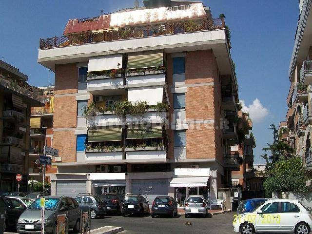 1 room Commercial property in Rome, Italy No. 279939