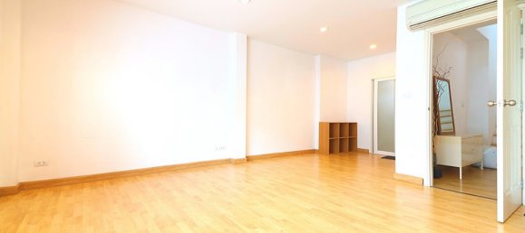 3 bedrooms Cafe / restaurant in Bangkok, Thailand No. 2498 7